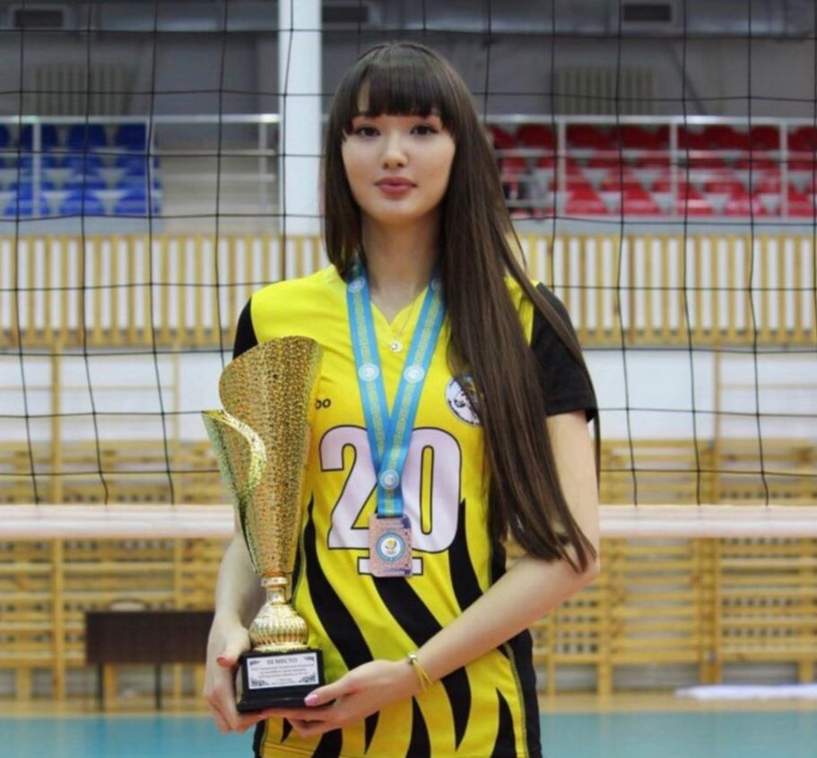 她曾是世界第一排球美少女,1米2长腿比例如超模,晒照身材傲人|莎宾娜