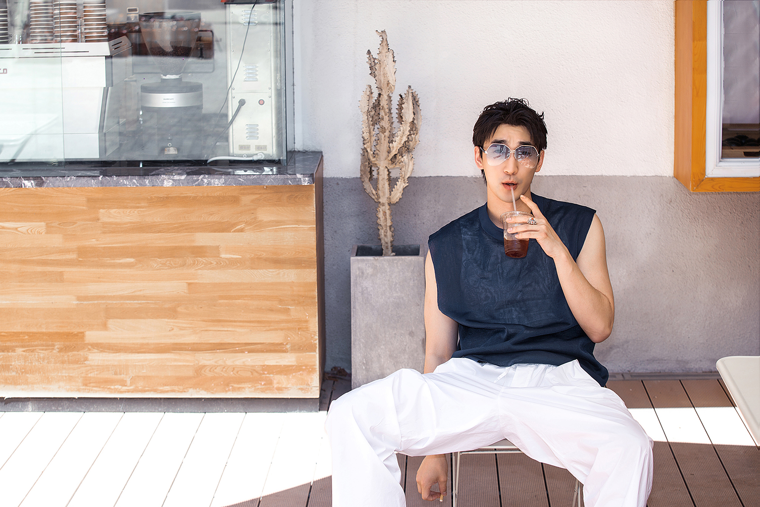 郑家彬夏日街拍大片曝光 酷感青年随性清爽