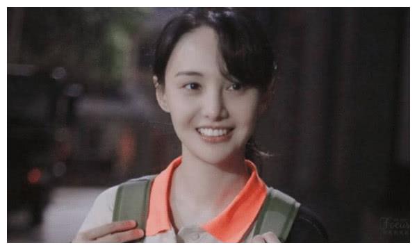 郑爽下班图似20岁大学生,罕见穿裙子露竹竿腿