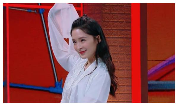 《天天向上》李沁跳水袖舞撩王一博,酷盖男孩羞涩憋笑,心动了!