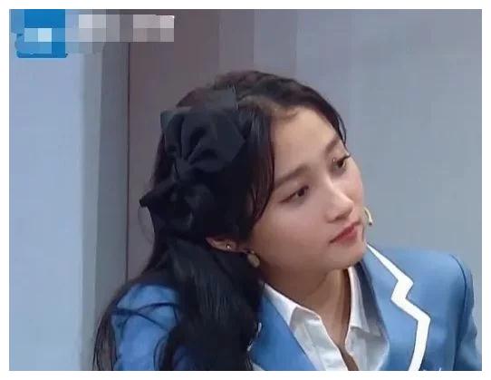 郑爽和关晓彤相差6岁,两人同时穿上校服,谁才是"国民初恋"?