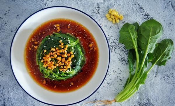 馋到流口水的姜汁菠菜,是一道爽口美味的凉拌菜