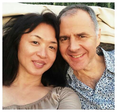 金星的婚姻可以说另很多变性人都羡慕,与老公汉斯是在飞机上结识.