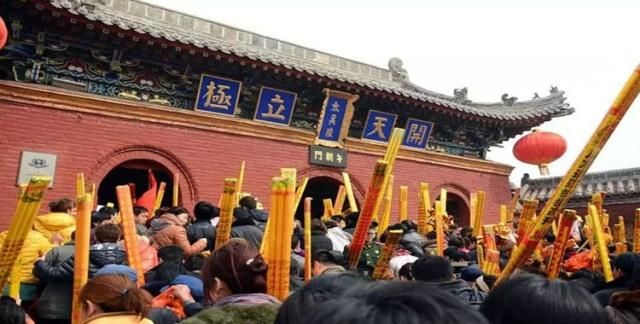 中国香火最旺的寺庙,焚烧的香火堆积如山,消防车和铲车随时待命|寺庙|太昊陵|香火_新浪新闻