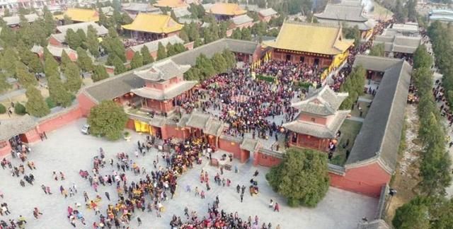 中国香火最旺的寺庙,焚烧的香火堆积如山,消防车和铲车随时待命|寺庙|太昊陵|香火_新浪新闻