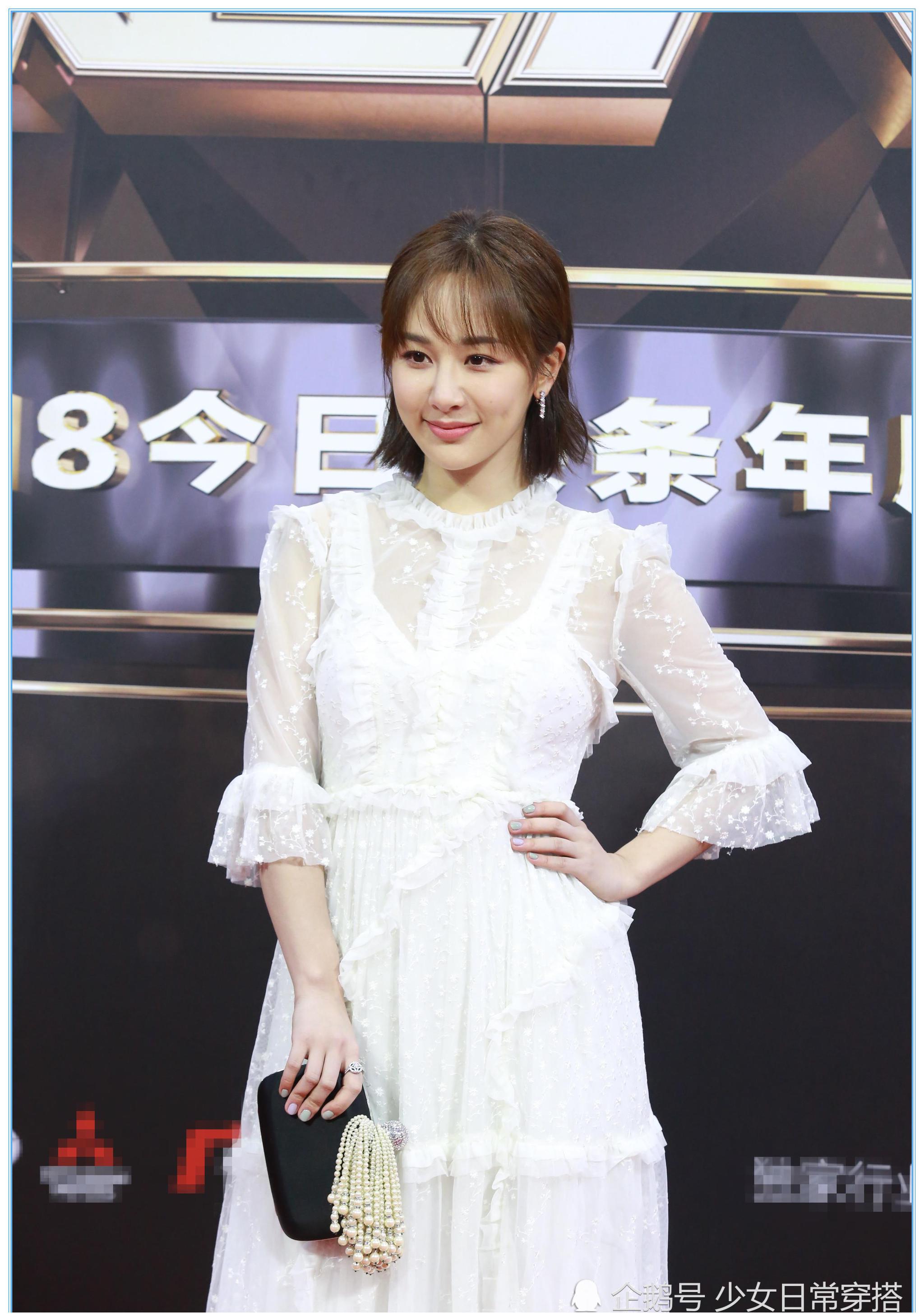 杨紫一身白色蕾丝连衣裙现身活动清新甜美像极了小公主