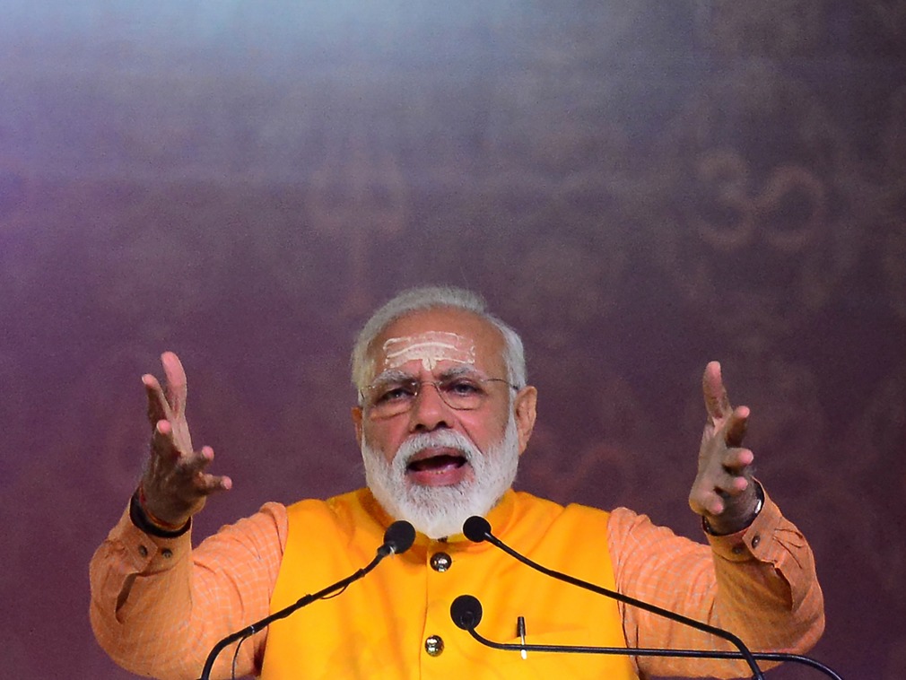 印度总理莫迪大壶节河中洗澡,双手合十为13亿印度人祈祷