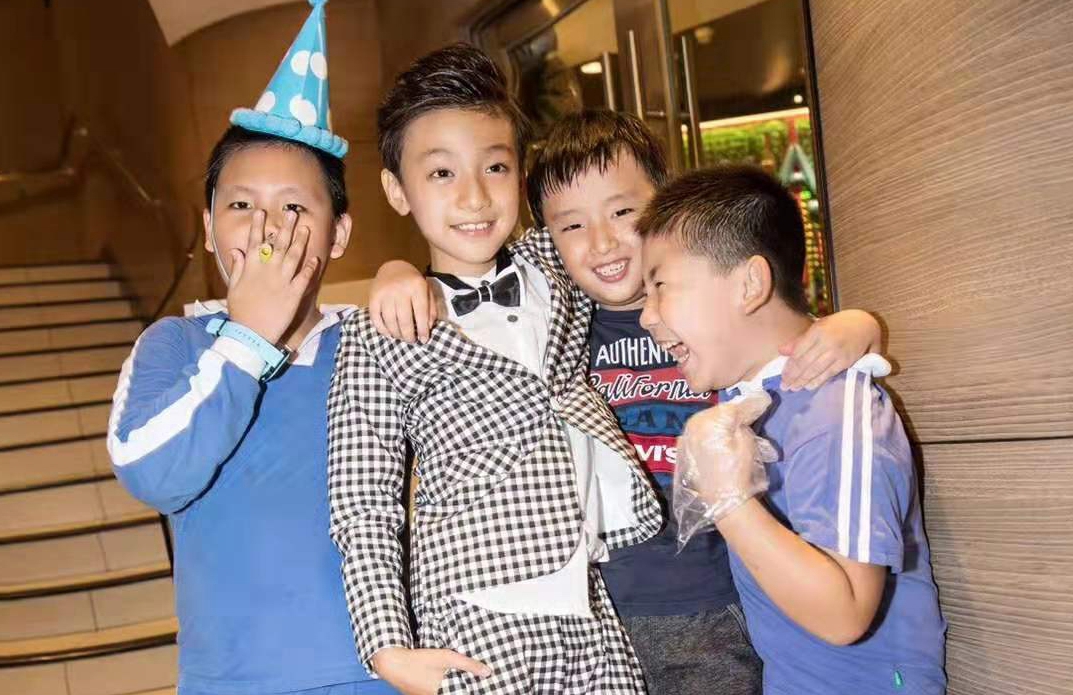 模特冠军父母强行中断儿子月入5万童模事业上学才是本分