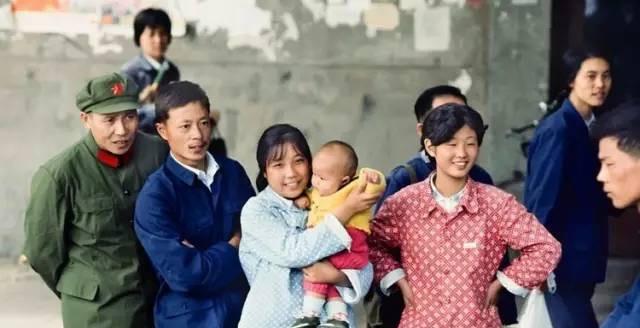 外国人拍摄的70年代中国老照片:想不到70年代的人们是这样子