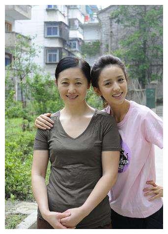 令妃扮演者娟子近况,与丈夫因戏结缘,如今53岁依然漂亮