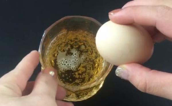 啤酒加生鸡蛋一起喝解决了男人们最大的困恼老婆都说效果很好