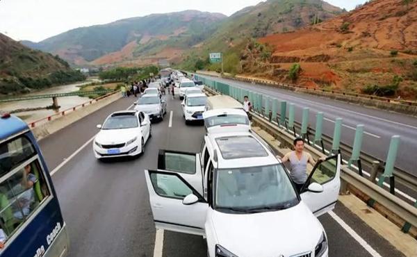 堵在高速尿急怎麼辦?來看看聰明車主怎樣解決尿急尷尬!