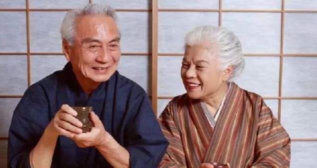 中国老人和日本老人的生活状态对比网友直言:差距不是一般大