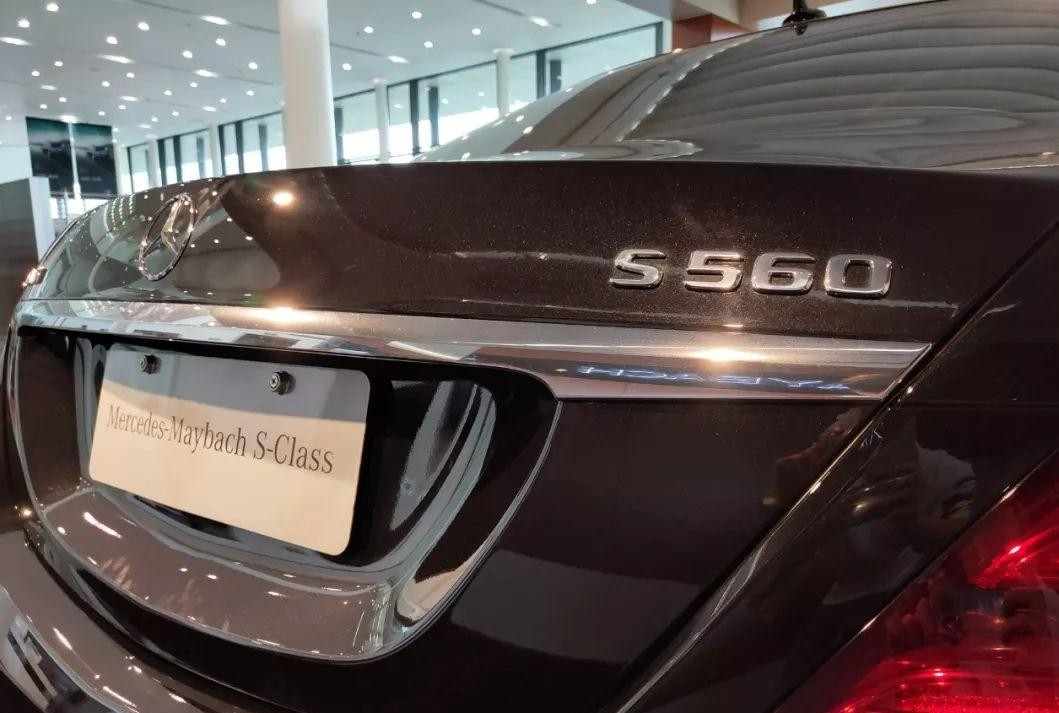 梅赛德斯迈巴赫s560实拍打开车门就是堪比劳斯莱斯的奢华