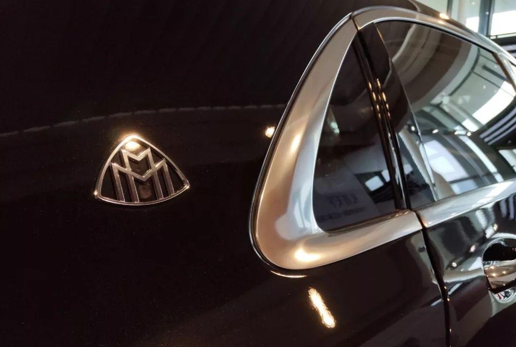 梅赛德斯迈巴赫s560实拍打开车门就是堪比劳斯莱斯的奢华