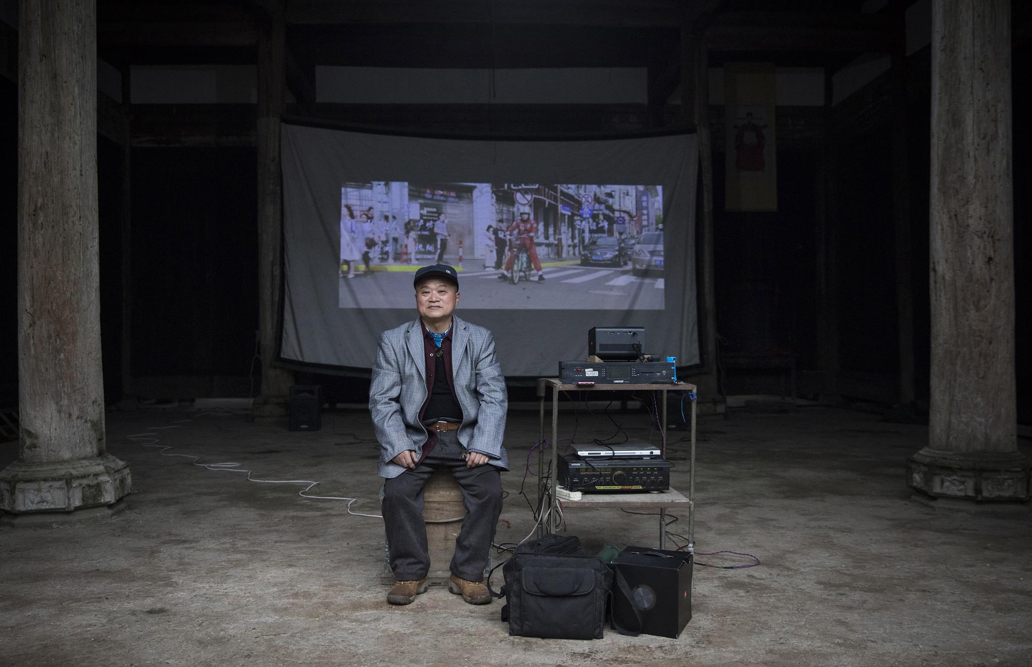 全中国最爱放电影的男人 41年走的路绕地球4圈 曾卖猪买设备