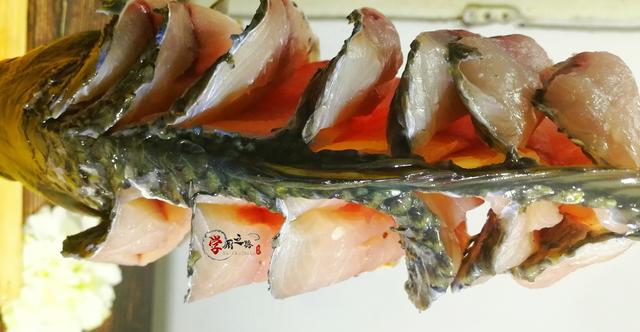 糖醋鲤鱼绵软无造型看厨师长如何操作外酥里嫩造型美观有诀窍