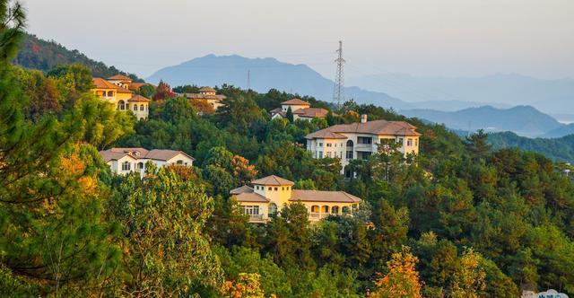 关于"梅峰"景点的得名的原因,一种说法是,很久以前梅峰岛由五座山丘