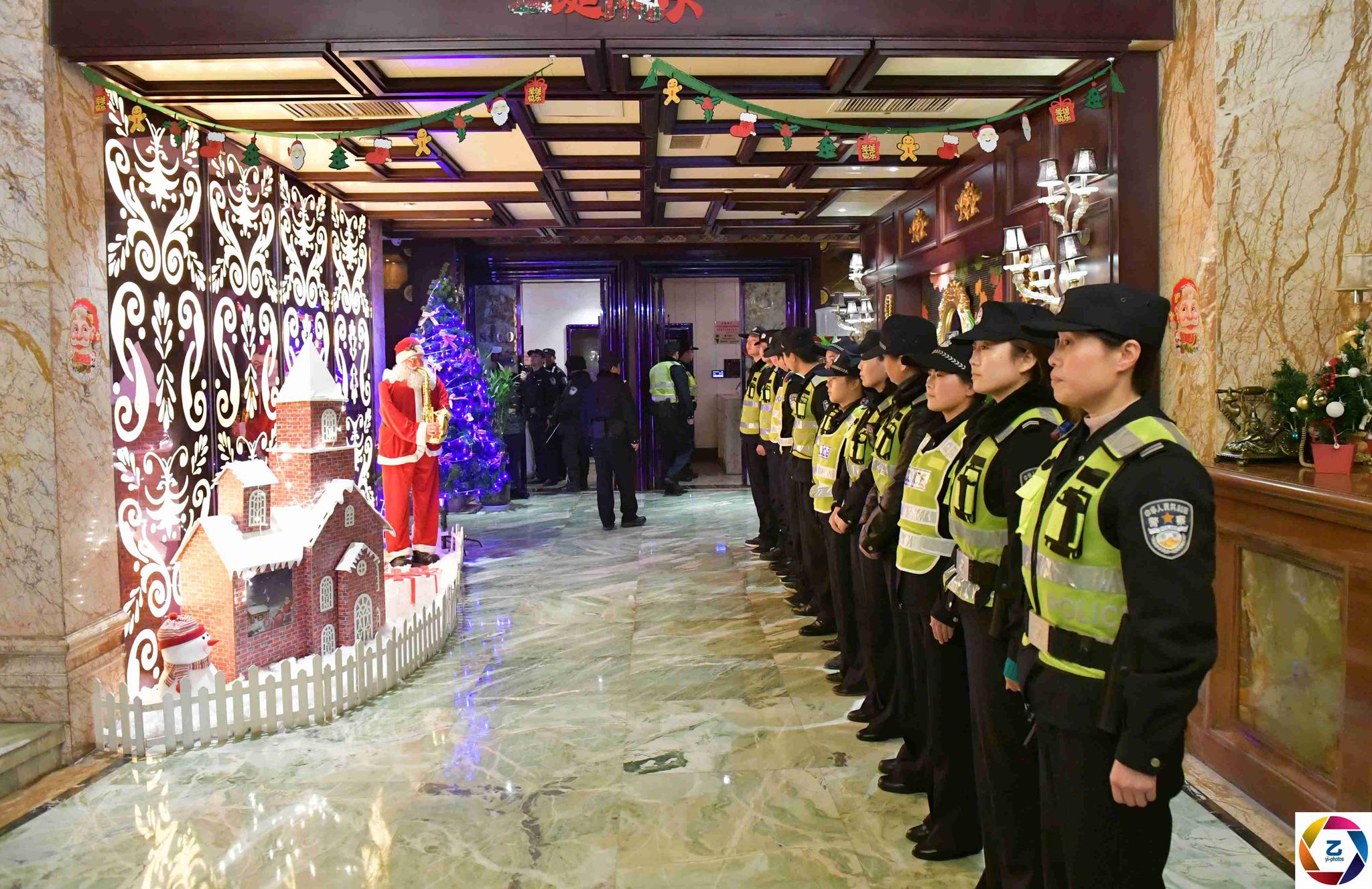 ktv公然组织卖淫和淫秽表演600民警深夜突袭现场抓获200余人