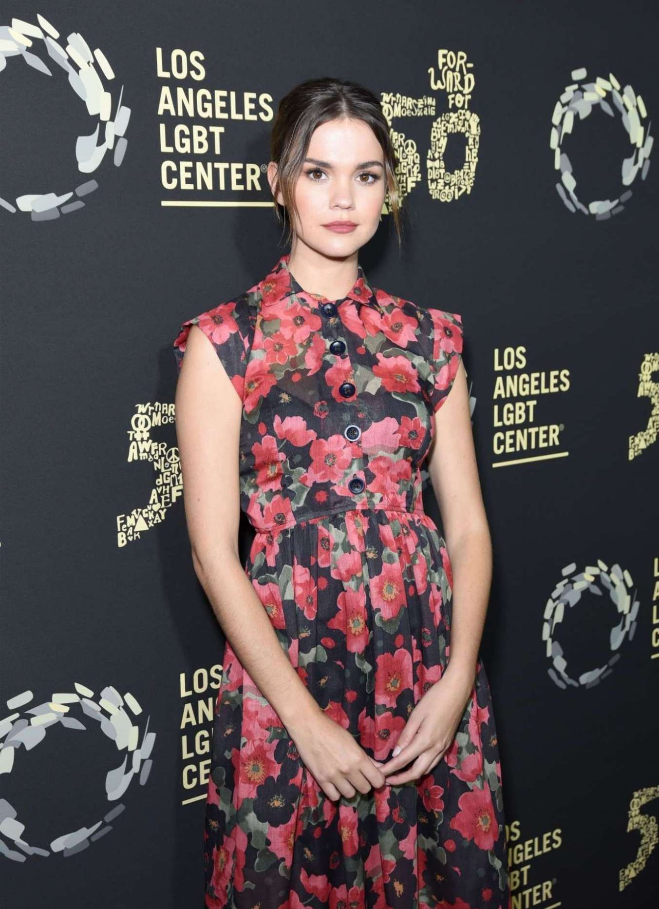 玛雅·米切尔穿红黑碎花裙玩转小清新 笑容甜美宛如邻家小妹妹_高清