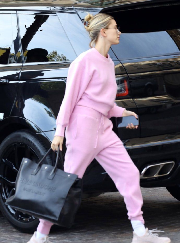 海莉·比伯粉色套装吸睛,甜美休闲似邻家女孩,婚后生活十分悠闲