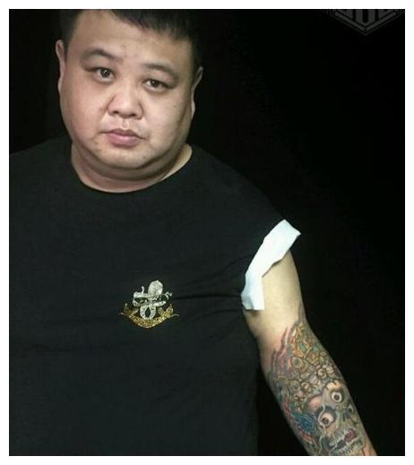 孙越多年一直跟随郭德纲,甘当岳云鹏捧哏,却因纹身被指责