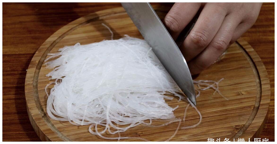 先将龙口粉丝放入温水中浸泡,待龙口粉丝泡软以后,用刀切成小段,这样