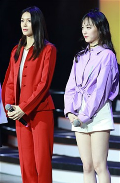 2018年香蕉新人盛典傅菁红西装干练与强东玥同框