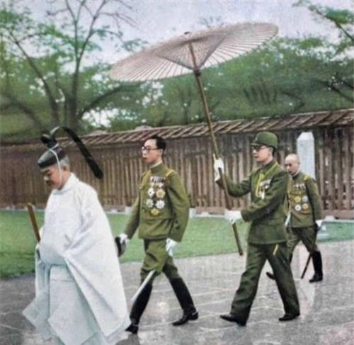 溥仪年轻时的罕见照：图4在日本参拜靖国神社，图5被苏军抓获！|溥仪|苏军|伪满洲国_新浪新闻
