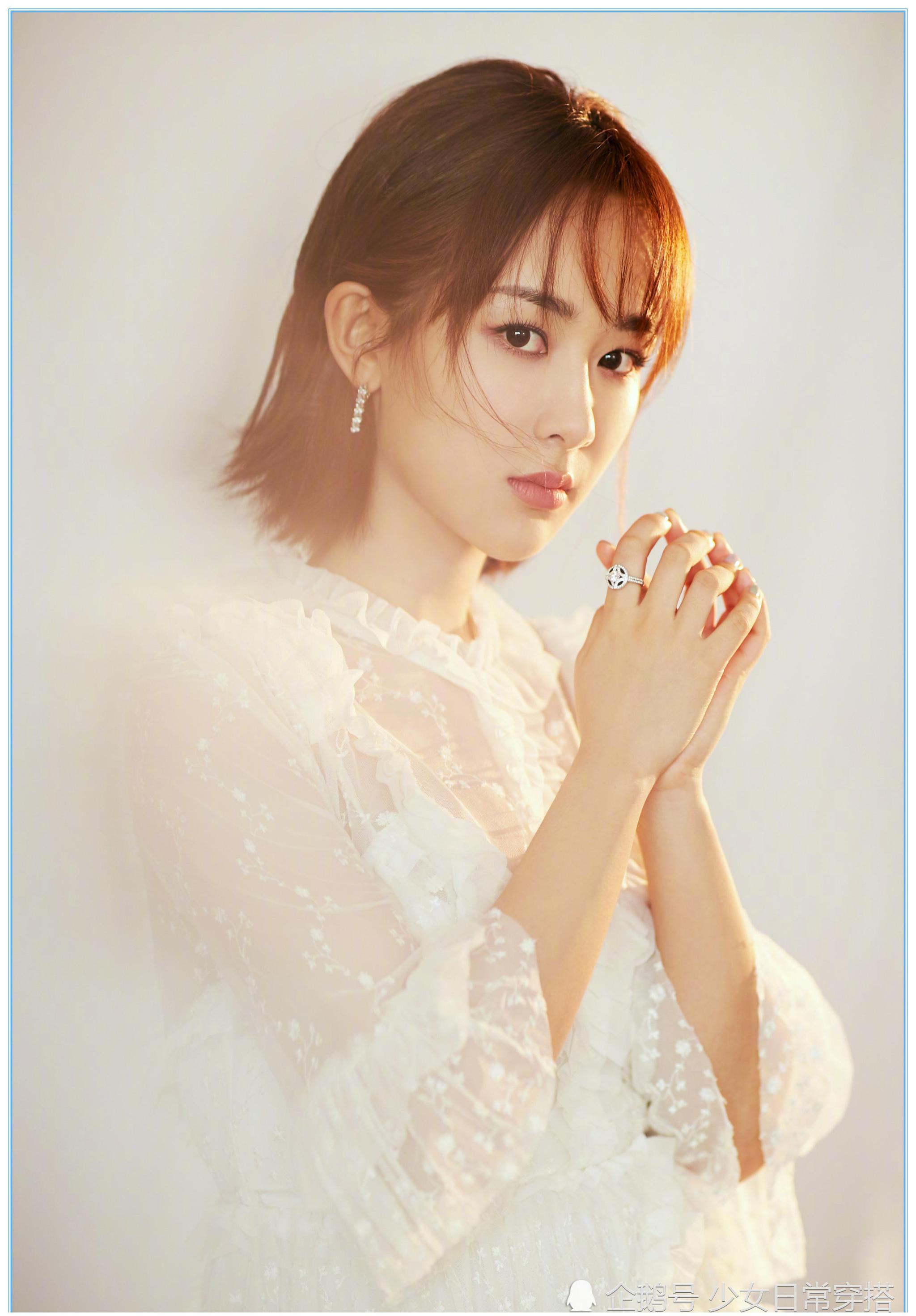 杨紫一身白色蕾丝连衣裙现身活动清新甜美像极了小公主