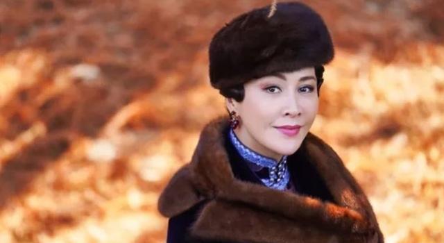 蒋梅英意外身亡后,警方很快就将嫌疑对象锁定在了周荣鹤身上,在种种