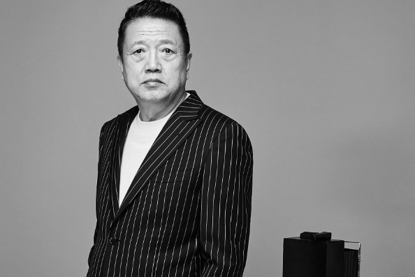 来磨炼自己,一年以后,秦焰进入了工人俱乐部,在那里都是业余演员秦焰