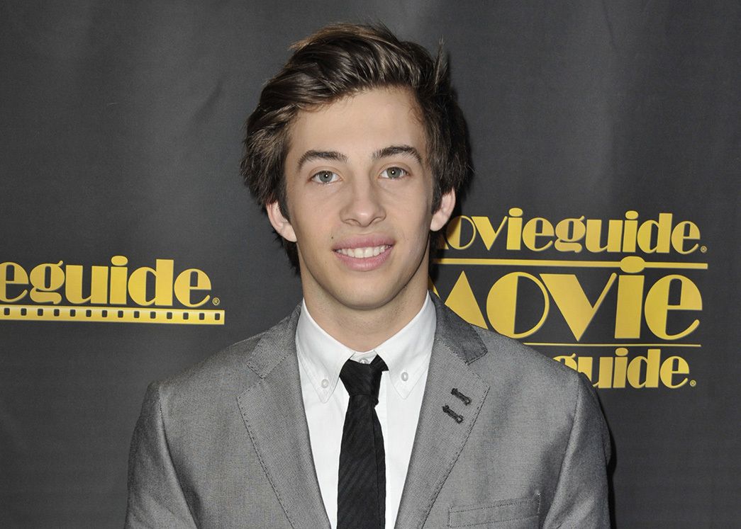 年于加州的一家宾馆,与当时年仅17岁的男演员吉米·本内特发生关系