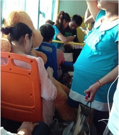 你回去问问你们的母亲,她在怀孕的时候有没有尿过裤子!