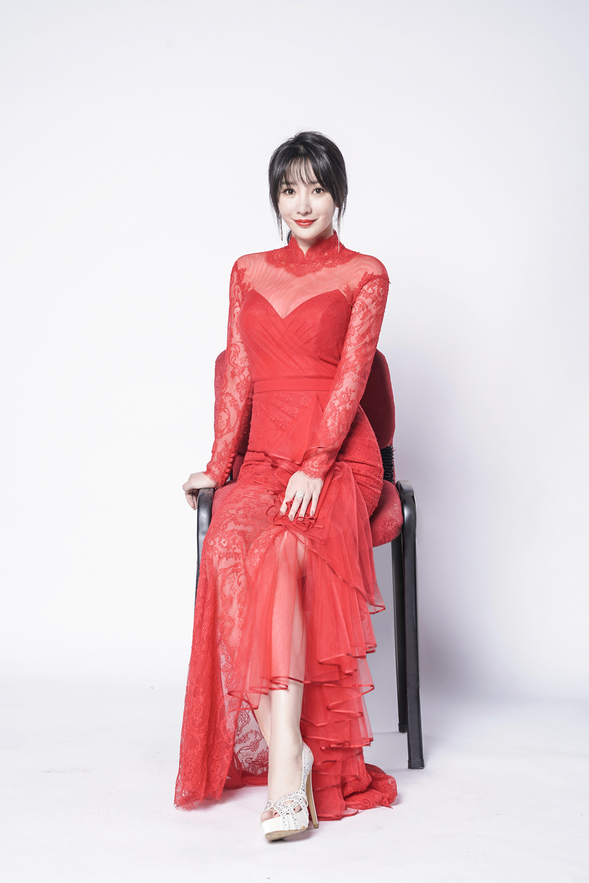 柳岩《跨界喜剧王》曝光单人海报 性感透视红裙s型身材迷人