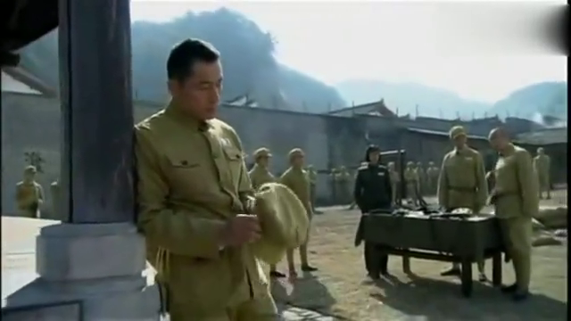 解放军连长正在炫耀身上的枪伤,当老兵把上衣脱掉后,直接傻眼了_新浪新闻