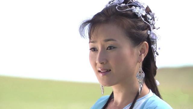 浣花洗剑录中周莉扮演白艳烛大小姐扮相甜美圣母造型冷艳