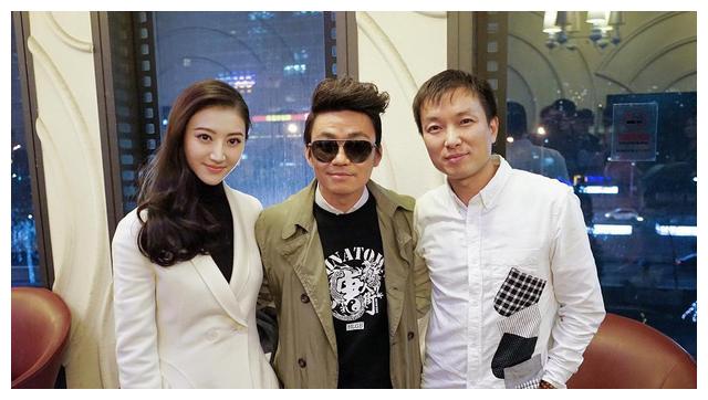 景甜和王宝强出席活动,王宝强负责耍帅,景甜负责好看!