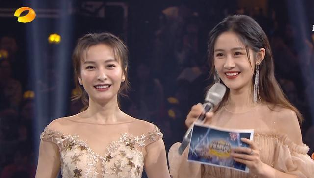 双11晚会主持人全程"黑脸",郑爽仙气全无,肖战抗住死亡灯光