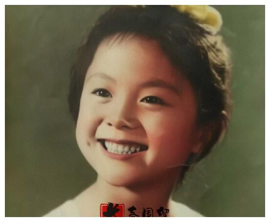 《新闻联播》主播海霞童年照曝光,甜美可爱略带婴儿肥