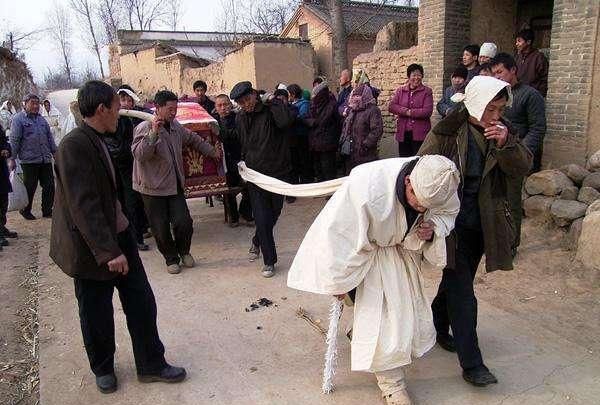 在农村,如果红白喜事迎头撞在一起,谁该让路?谁该先走?