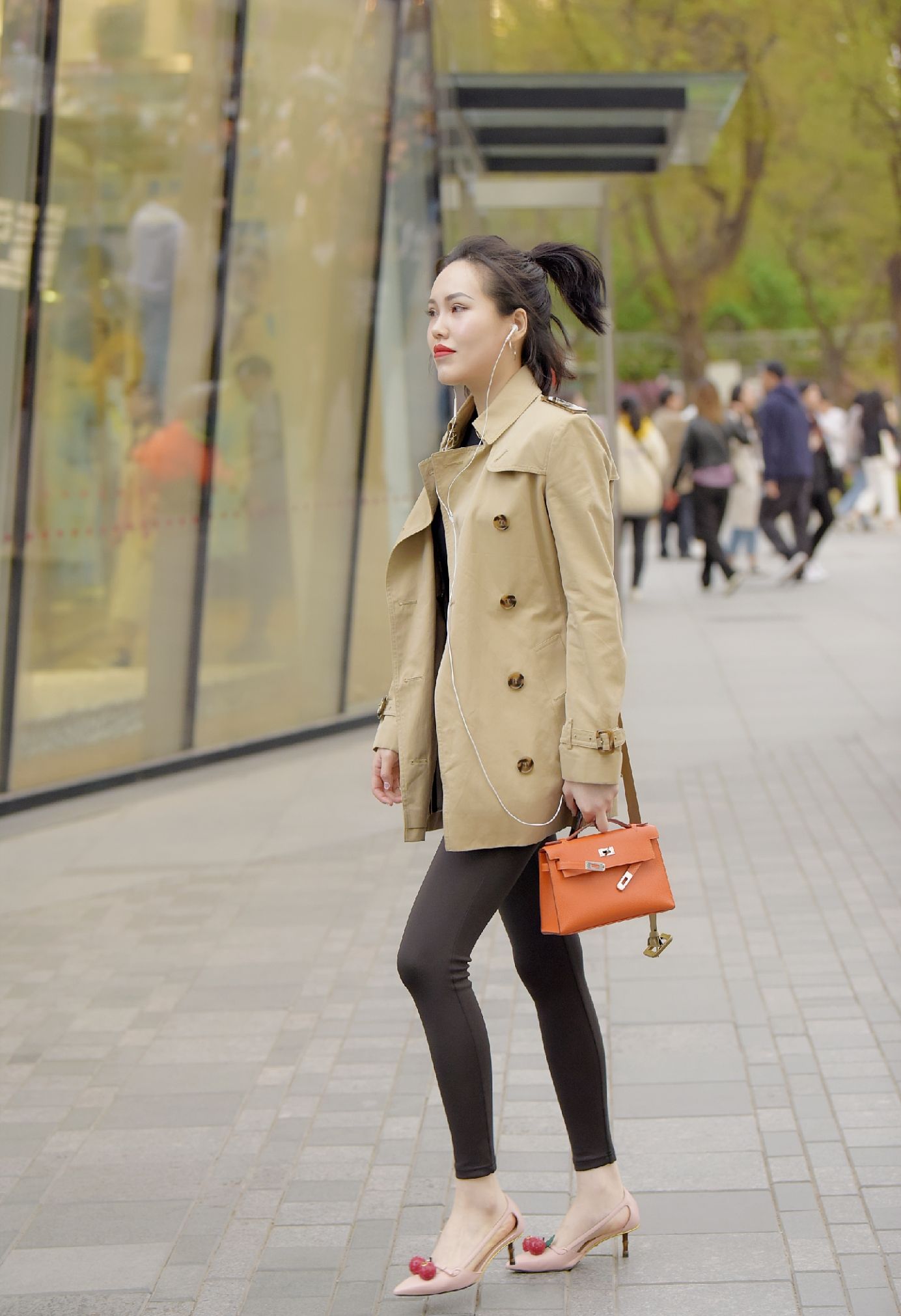 北京街拍来看一看春天的时尚街头姑娘们会选择怎样的衣装呢