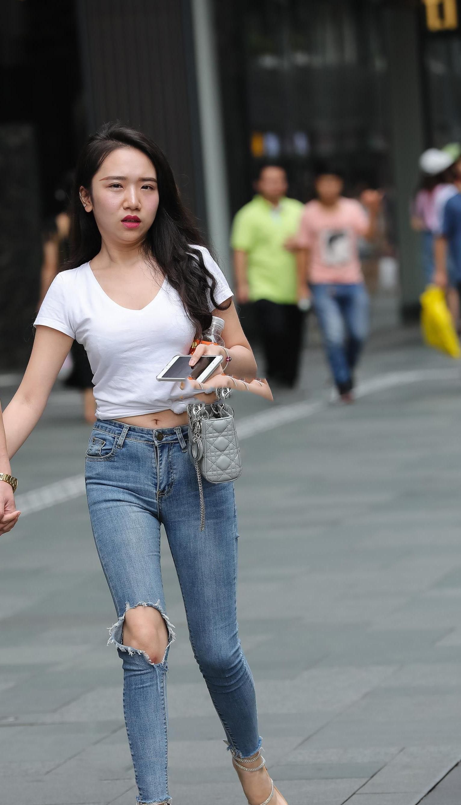 街拍:时尚迷人的打底裤美女,自然随性的展现出优雅女人味!