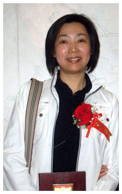 中国女排五冠王梁艳,如今身价已过亿,女儿是清华博士