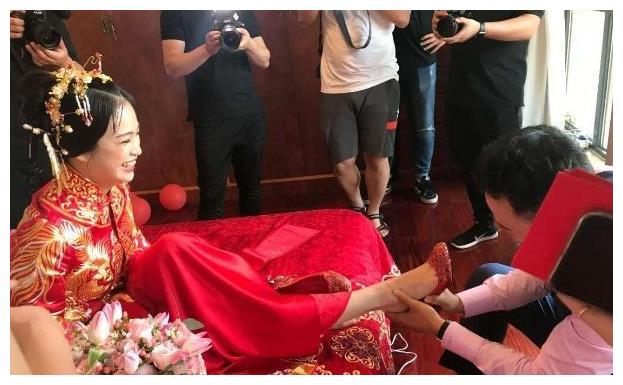 王汝恒能够娶到这么美的妻子真是幸福,王汝恒今年28岁了,他在cba也创