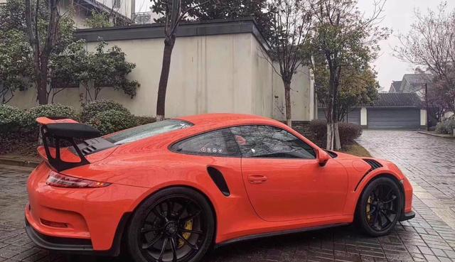 他是林臻东的原型，座驾是满配GT3 RS，只开了5千公里