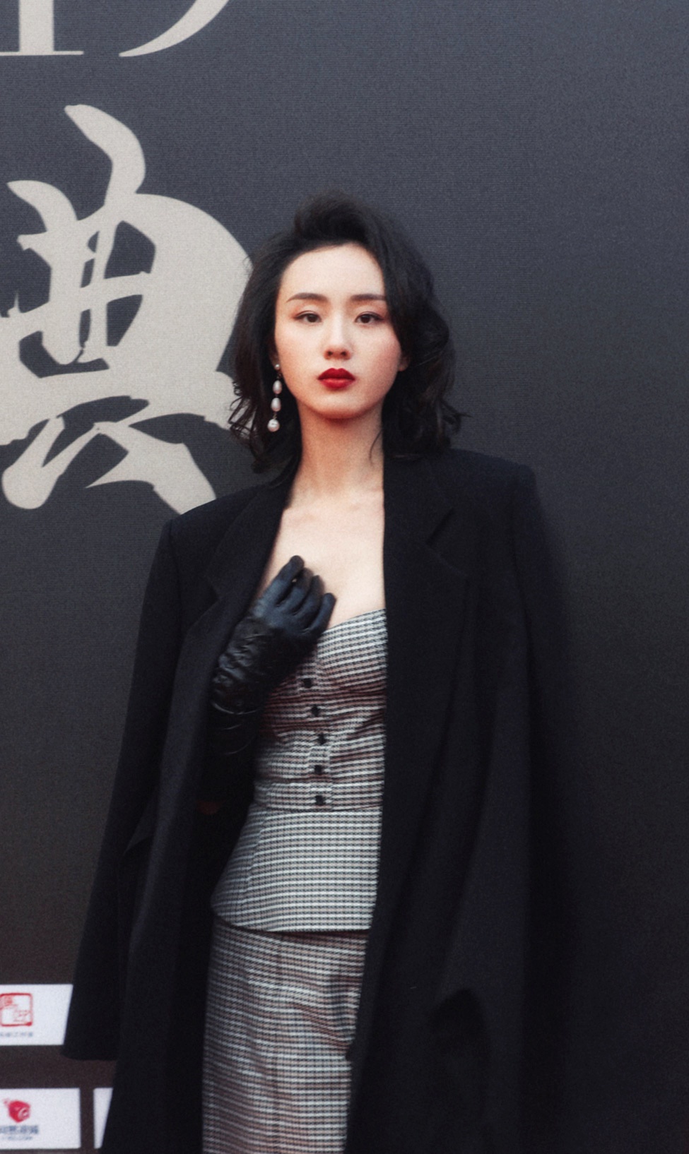 邓郁立亮相星锐榜盛典 复古红唇肆意闪耀_高清图集_新浪网