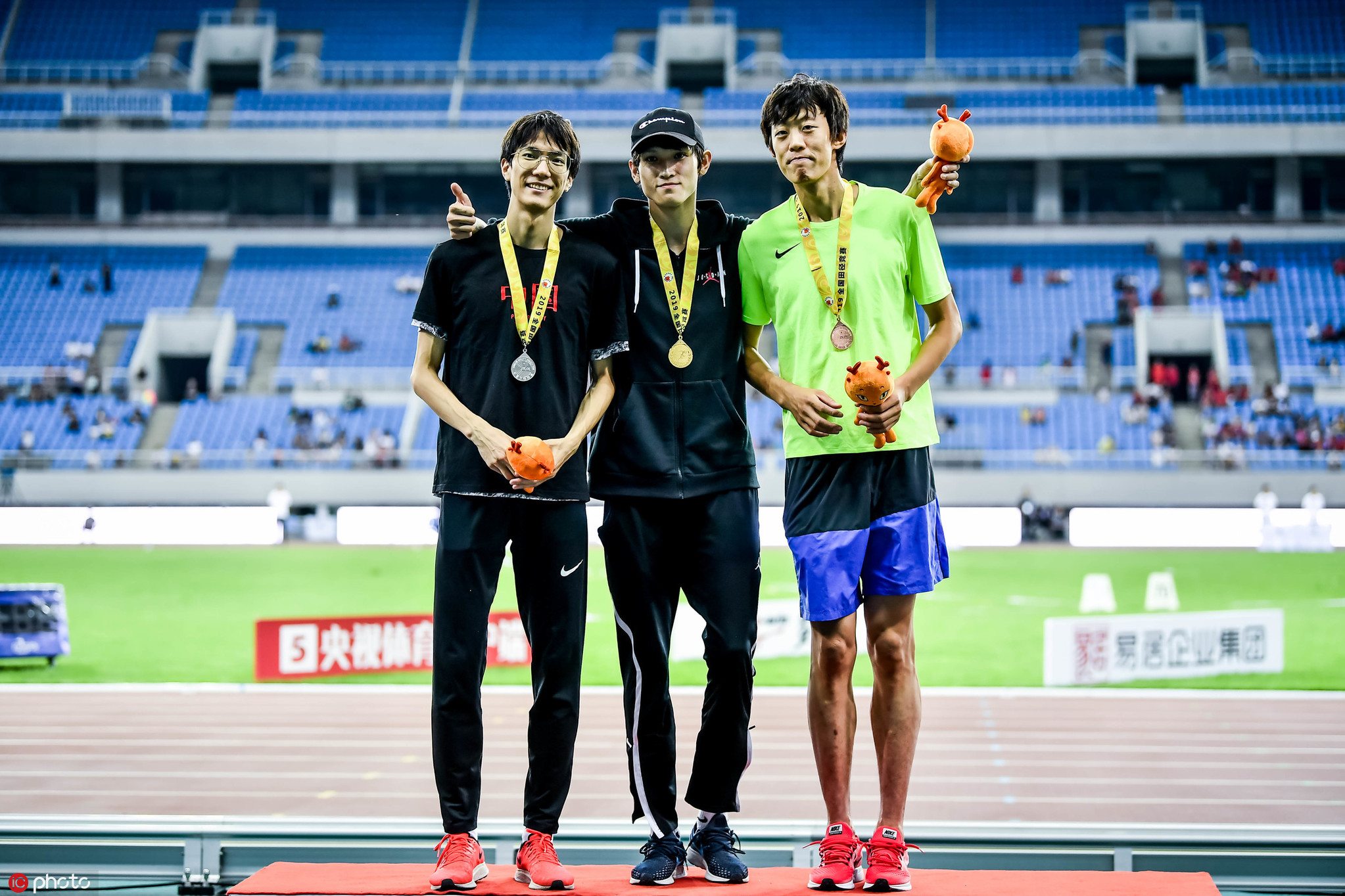 跳高界男神聚首郭劲岐王宇张国伟包揽前三开心合影