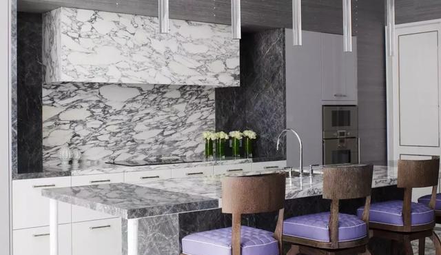 用大理石装饰的厨卫空间，简直就是家居装修中的艺术品