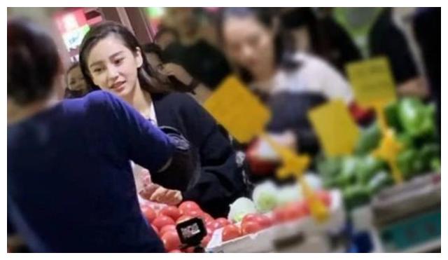 杨颖拎购物袋现身菜市场，被路人疯狂围观，她的颜值真在线